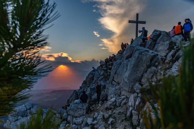 Die Sonne bricht durch die Wolken, Hoffnung kommt auf, dass auch wir hier am Gipfel des Weißhorns einige Strahlen erwischen werden.