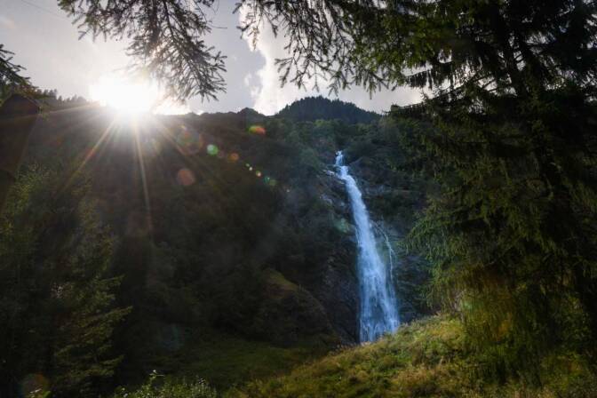 Der Partschinser Wasserfall im Gegenlicht