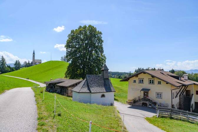 "Altwidum" – was für ein wunderbares Bauerngehöft, das mit seiner typischen Architektur und seinem historischen Charme besticht.