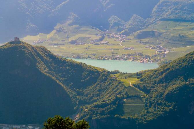 Blick hinunter auf den Kalterer See und die Leuchtenburg!