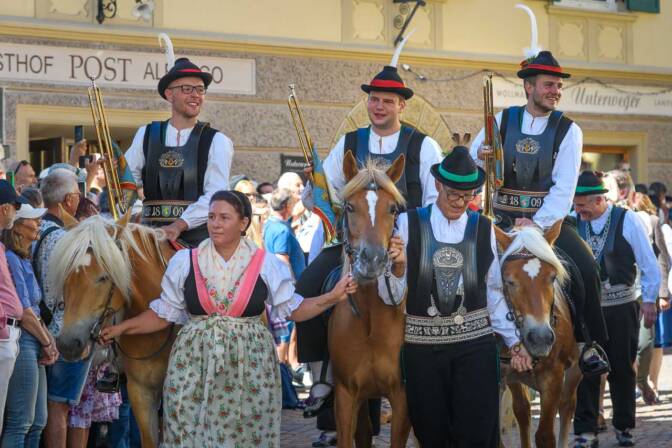 Trachtenumzug mit ordentlich PS.