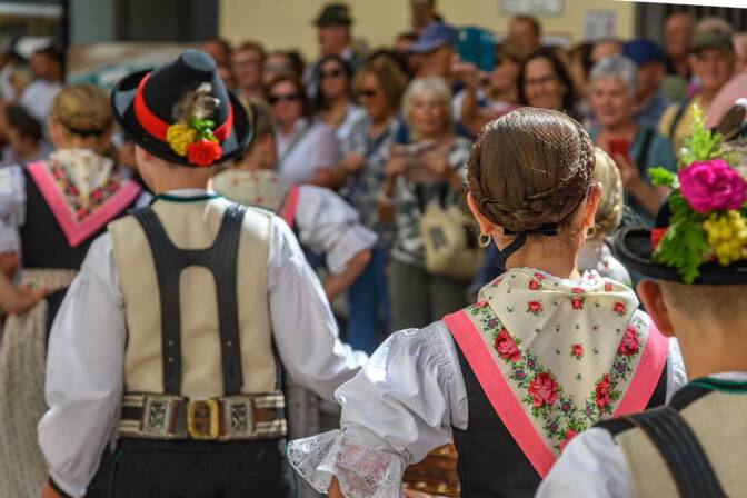 Traditionelle Sarner Trachten beim Trachtenumzug am Sarner Kirchtag in Sarnthein.