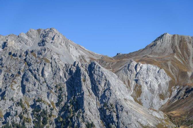 Zwischen dem Monzoni-Kamm und dem Costabella-Kamm befindet sich der Passo delle Selle, auf dem die Bergvagabundenhütte steht.